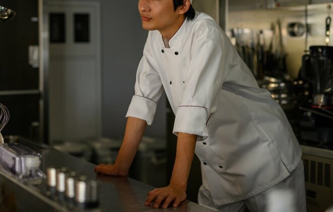 「もう転職は諦めようかな…」有効求人倍率1.24倍に低下、宿泊・飲食サービス業で求人17.6%減の「厳しい現実」