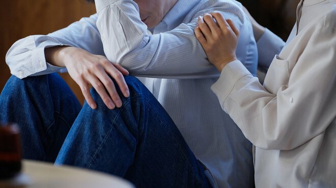 「顔面蒼白になりました」実家で“お宝”を発見して大喜び…散財が止まらない夫婦が青ざめた「一通の書類」