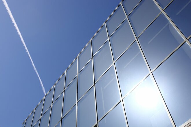 沈む日本板硝子　世界3位を買収も赤字頻発、株価は5分の1に