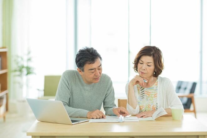 早期退職に必要な3500万円、どう埋める？ 世帯年収2500万円夫婦が選んだ「収入を増やす」vs「支出を減らす」の最終結論は…