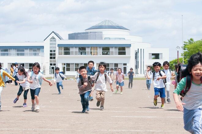 入学式で赤いランドセルを背負った息子…母親が集団下校の列を見て思わず立ち止まってしまった理由