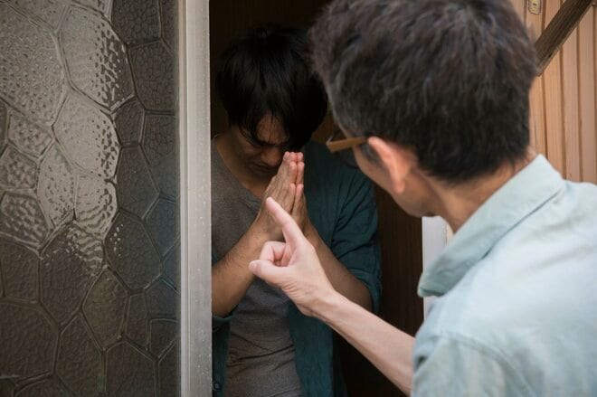 自宅に訪れた不審者に青ざめる夫 「実は100万円くらいある…」その口から告げられた衝撃の事実