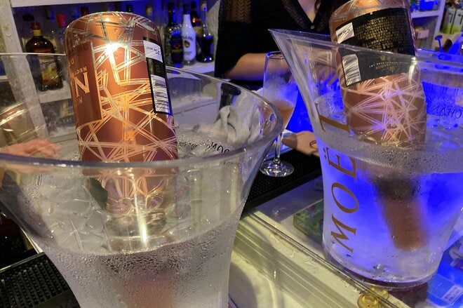 息子の留学費用まで使い込み… ホストにハマった主婦の“懲りない”末路