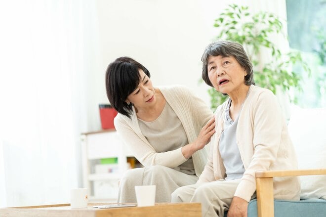 「待ってるのよ」寒空の下、庭のベンチに座り続け…“通い介護”の主婦を追い詰めた認知症気味の母の“不可解な”言動