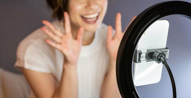 「隣のクソジジイに動画配信を邪魔されている」女性インフルエンサーに嘘をばらまかれた66歳元大学教授の苦難